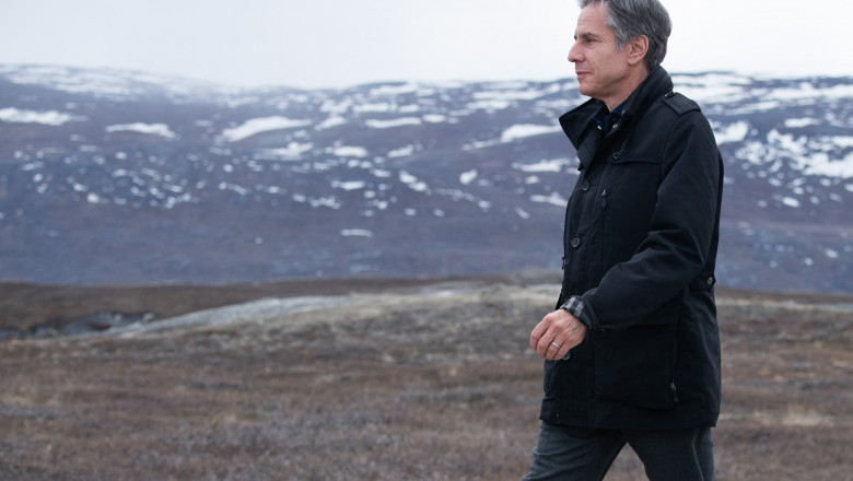 Secretarul de stat american Antony Blinken, în timpul vizitei în Groenlanda. merge pe fondul unui peisaj muntos