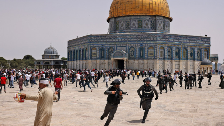 manifestanții palestinieni și polițtiștii israelieni alergând pe esplanada moscheilor