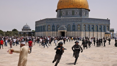 manifestanții palestinieni și polițtiștii israelieni alergând pe esplanada moscheilor