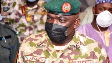 Ibrahim Attahiru seful armatei nigeria cu masca pe fata