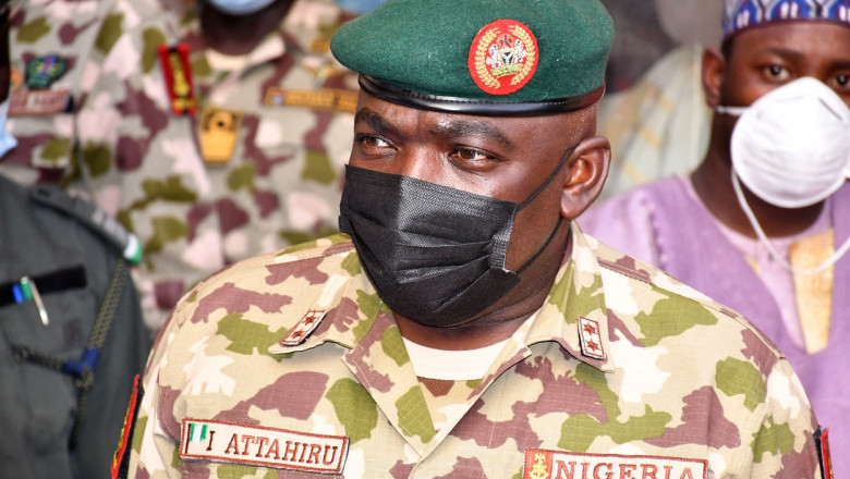 Ibrahim Attahiru seful armatei nigeria cu masca pe fata