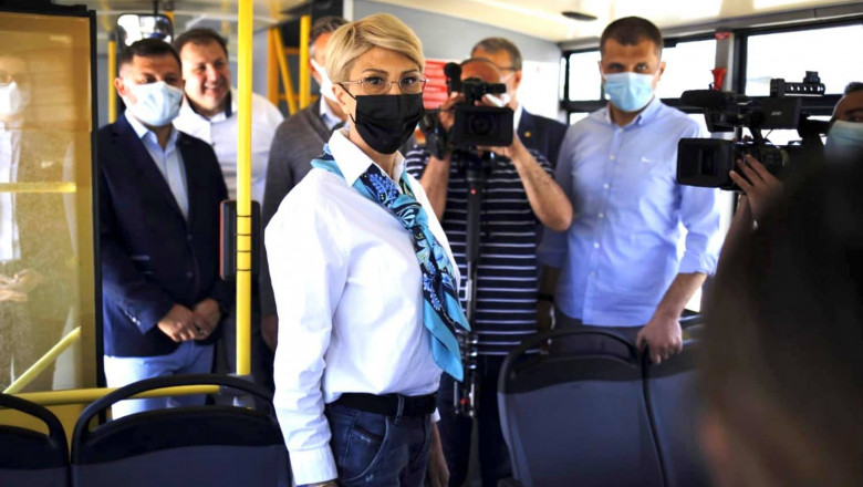 raluca turcan cu masca in autobuz