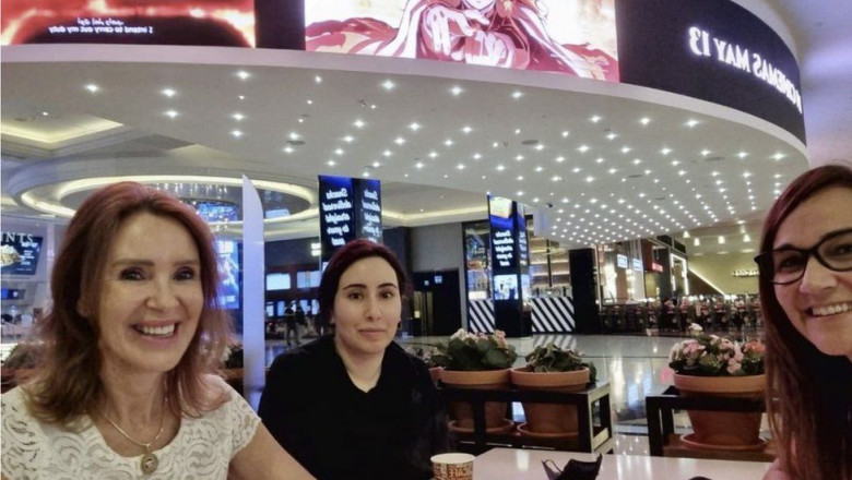 printesa latifa la masa cu doua femei intr-un mall