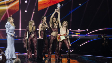 trupa italiana maneskin, castigatorii eurovision 2021, cu trofeul ridicat deasupra capului
