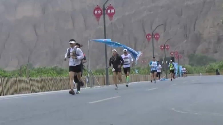 sportivi chinezi alearga la maraton