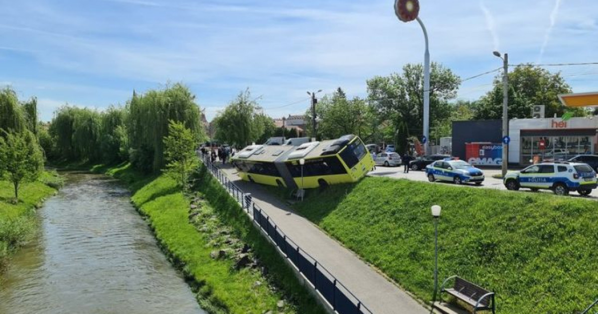 Sibiu. Un autobuz cu pasageri a ieșit de pe șosea și a fost la un pas