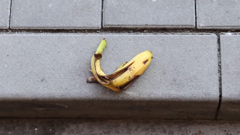 coaja de banana aruncata pe strada
