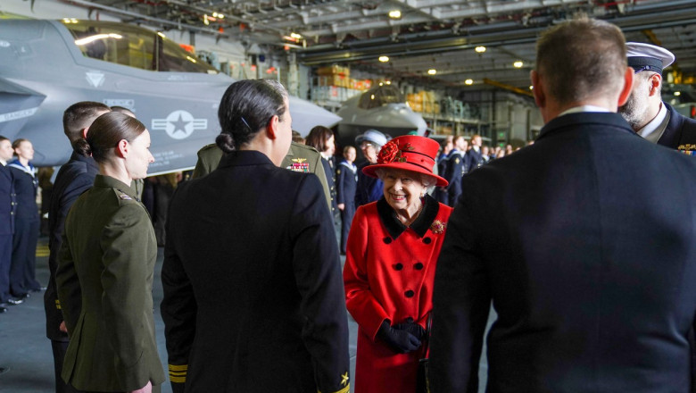 Regina Elisabeta a vizitat noul portavion al Marii Britanii