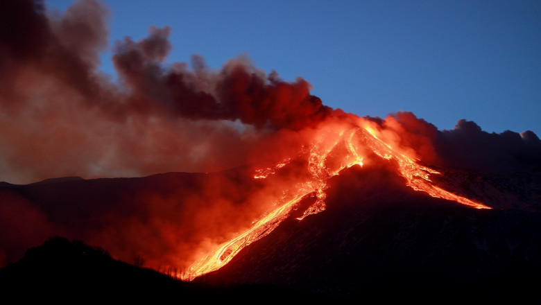 Vulcanul Etna erupe.