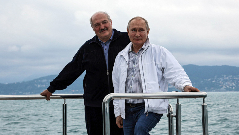 Vladimir Putin și Aleksandr Lukașenko pozeaza pe un iaht