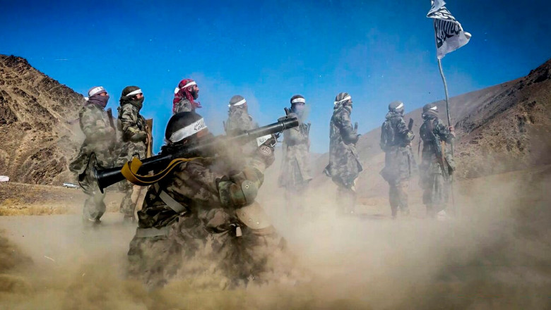 luptatori talibani la antrenament cu aruncator de grenade