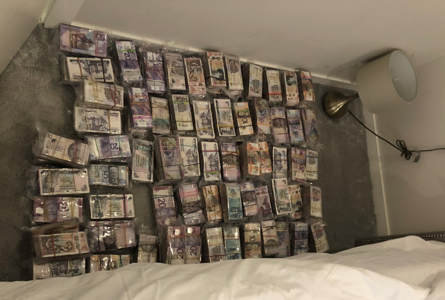 spalare bani BOR2813-2021 - Cash next to bed