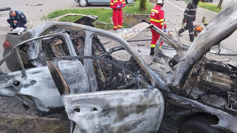 Mașina arsă în totalitate după explozie.