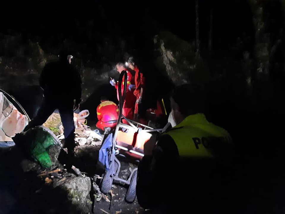 Salvamontiștii din Brașov, chemați de urgență la Peștera de Lapte, unde un tânăr a fost înjunghiat