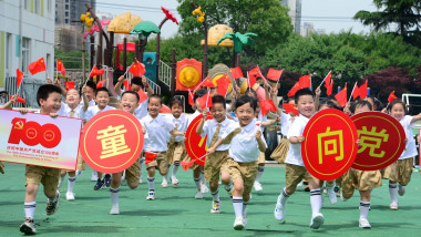 copii chinezi care se joaca