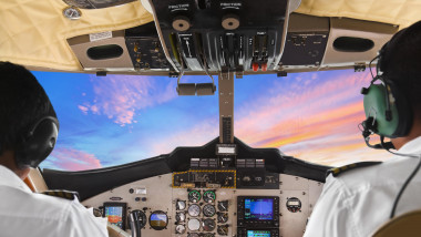 piloti in cockpitul unui avion comercial