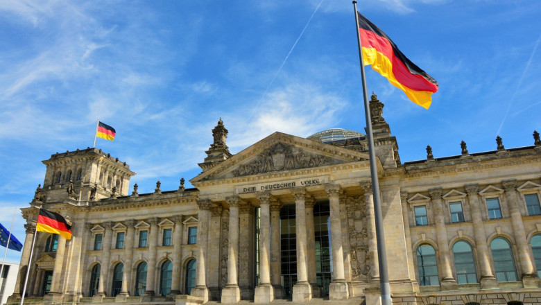 steagul germaniei si cladirea parlamentului din berlin