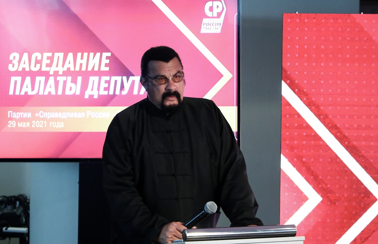 Steven Seagal s-a alăturat unui partid rusesc pro-Vladimir Putin și a pregătit deja primul său proiect de lege