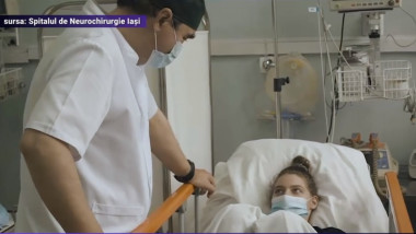 tanara in patul de spital vorbeste cu doctorul