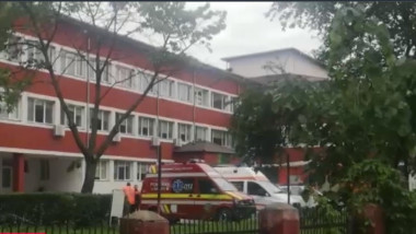 ambulante in fata spitalului din calinesti arges