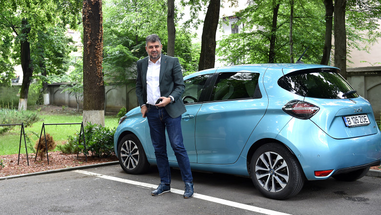 Președintele PSD, Marcel Ciolacu, a venit la sediul partidului cu o mașină electrică