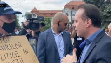 Florin Cîțu a stat preț de un minut de vorbă cu un protestatar nemulțumit de numirile politice făcute de PNL în funcțiile publice.