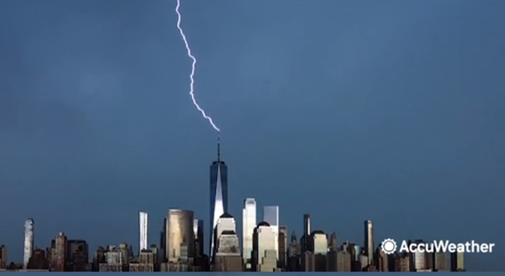 VIDEO. Zgarie-nori din New York lovit de trasnete in timpul unei furtuni puternice