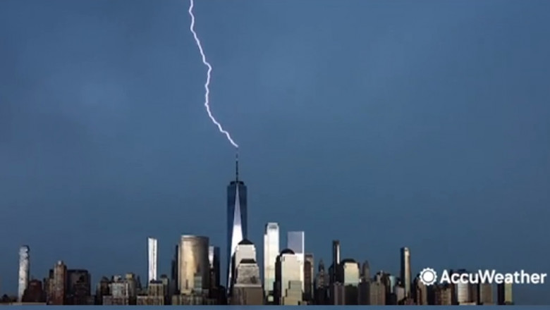 Zgârie-nori din New York lovit de trăsnete în timpul unei furtuni puternice