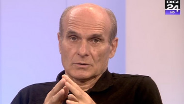 cristian tudor popescu cu mainile impreunate in studioul digi24