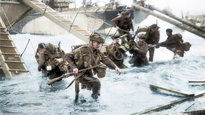 Soldați ieșind din mare în Normandia
