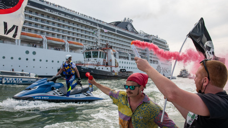 Protest la Veneția față de reluarea curselor navelor de croazieră pe principalul canal al orașului