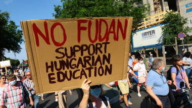 pancarta împotriva infiintarii universitatii fudan