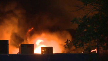 flacari se vad pe cerul noptii dupa ce o fabrică de echipamente frigorifice din localitatea Șag, județul Timiș, a luat foc în noaptea de sâmbătă spre duminică.