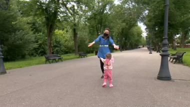 sofia tatarusanu face pasi catre mama ei in parc