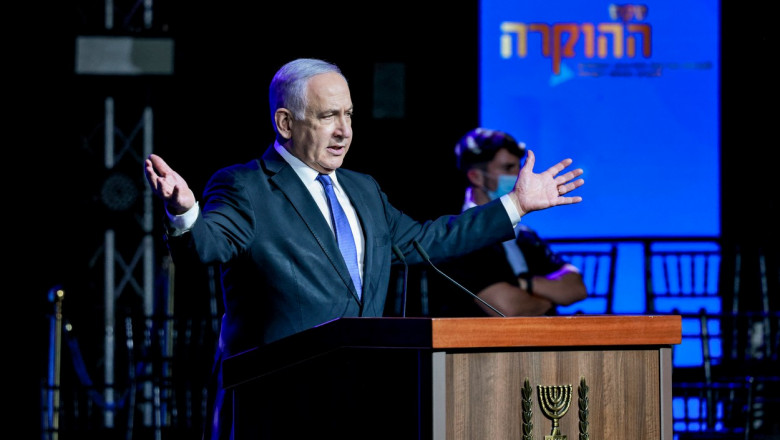 Benjamin Netanyahu cu brațele deschise, în timpul unui discurs la o tribună