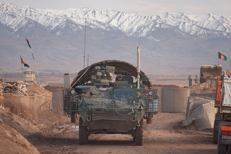 vehicul blindat Stryker al armatei americane la intrarea în baza FOB Wolverine, Afganistan, decembrie 2009. Foto: Getty Images