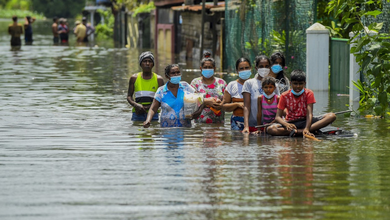 oameni in apa dupa ploile musonice din sri lanka
