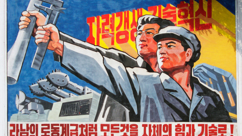 muncitori ilustrati intr-un afis de propagnda nord coreeana