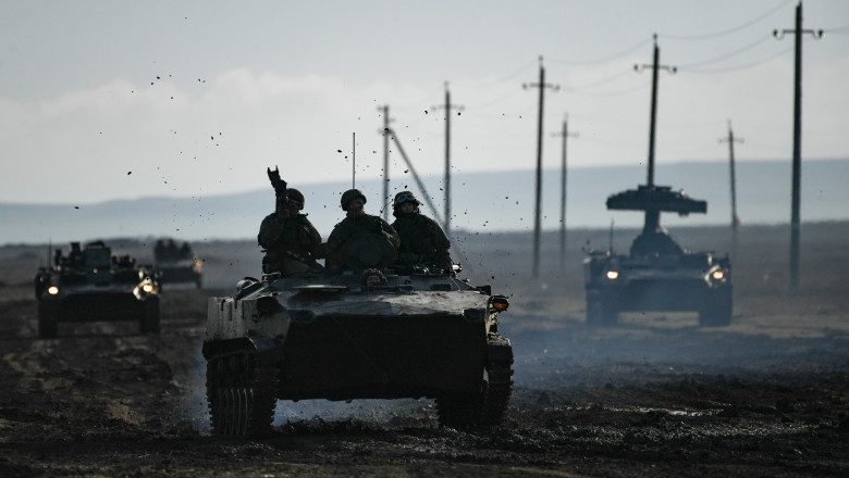 Militarii ruși execută exerciții în Crimeea