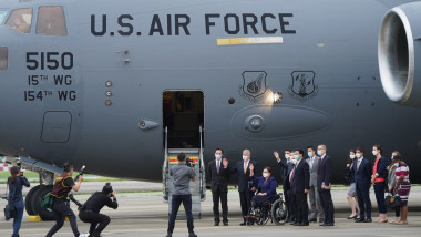 senatori americani coborand dintr-un avion militar de transport greu in taiwan