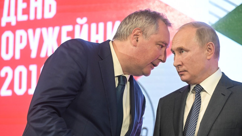 Dmitri Rogozin îi șoptește la ureche lui Vladimir Putin