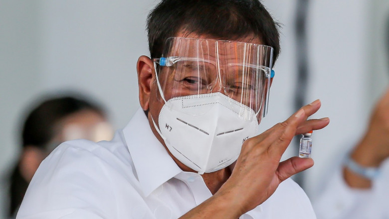 Preşedintele Filipinelor, Rodrigo Duterte, ține în mână o doză de vaccin anti-Covid