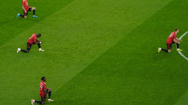 Jucătorii echipei Manchester United au îngenuncheat pe stadion, pentru a susține mișcare "Black Lives Matter".