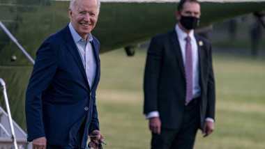 Joe Biden zâmbitor, la coborârea din elicopter