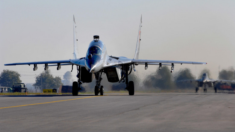 un MiG-29 al aviației bulgare se pregătește de decolare.