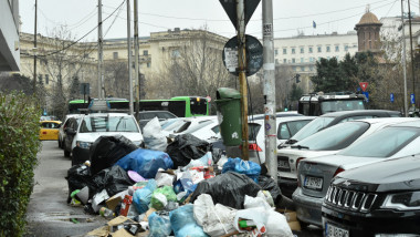 gunoi in sectorul pe strada