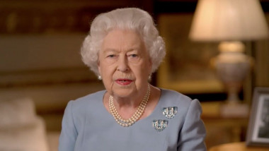 regina elisabeta a marii britanii cu brosa si perle, portret