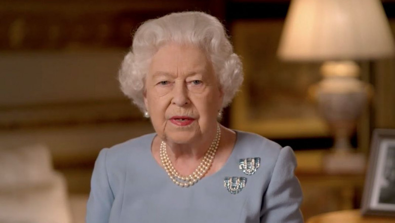 regina elisabeta a marii britanii cu brosa si perle, portret