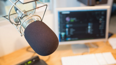 microfon si monitor de computer intr-un studio radio