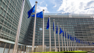 sediul comisiei europene cu steaguri UE